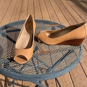 Vionic Bria caramel wedge heels
